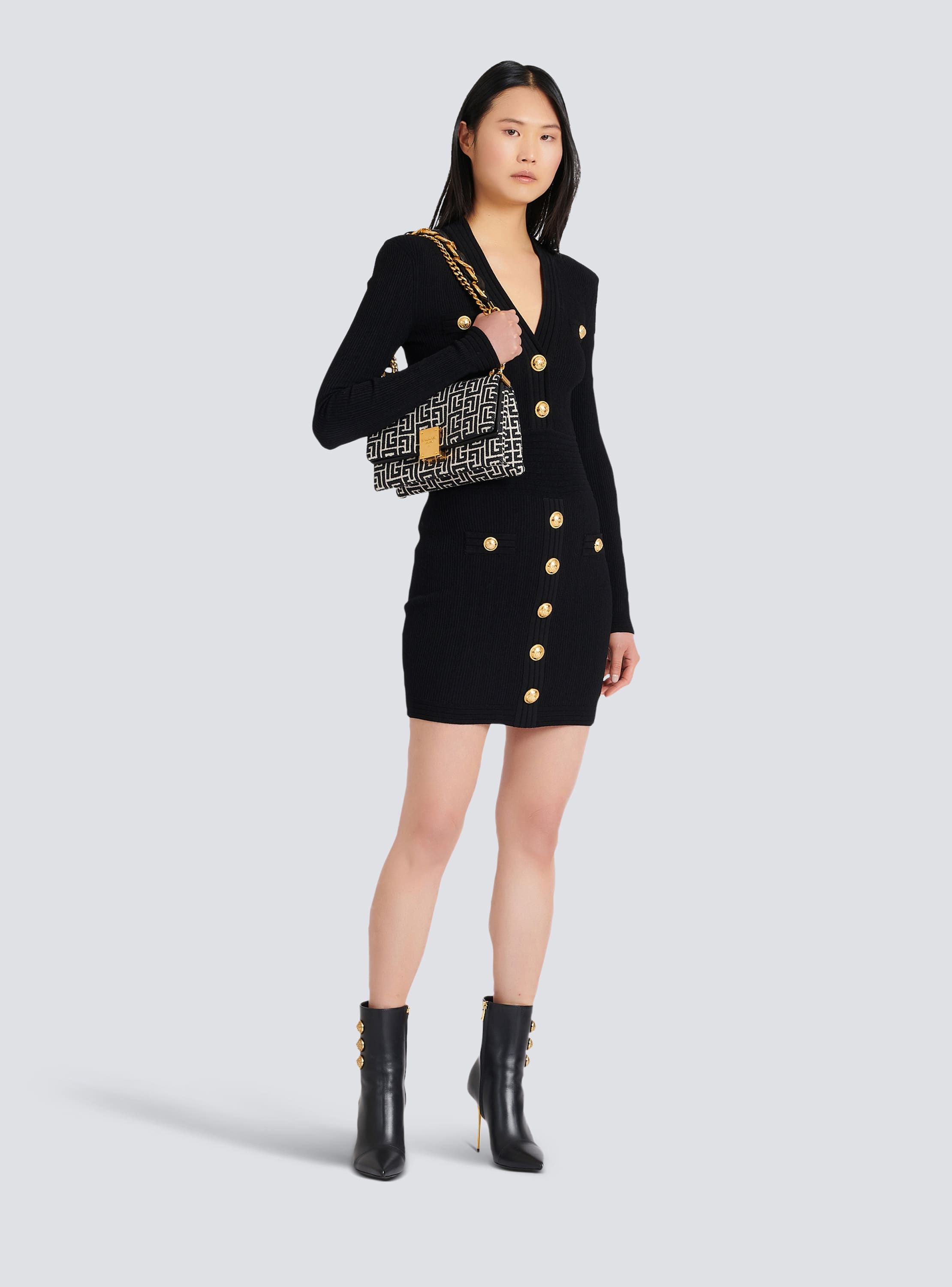 Kleid mit Zierknöpfen