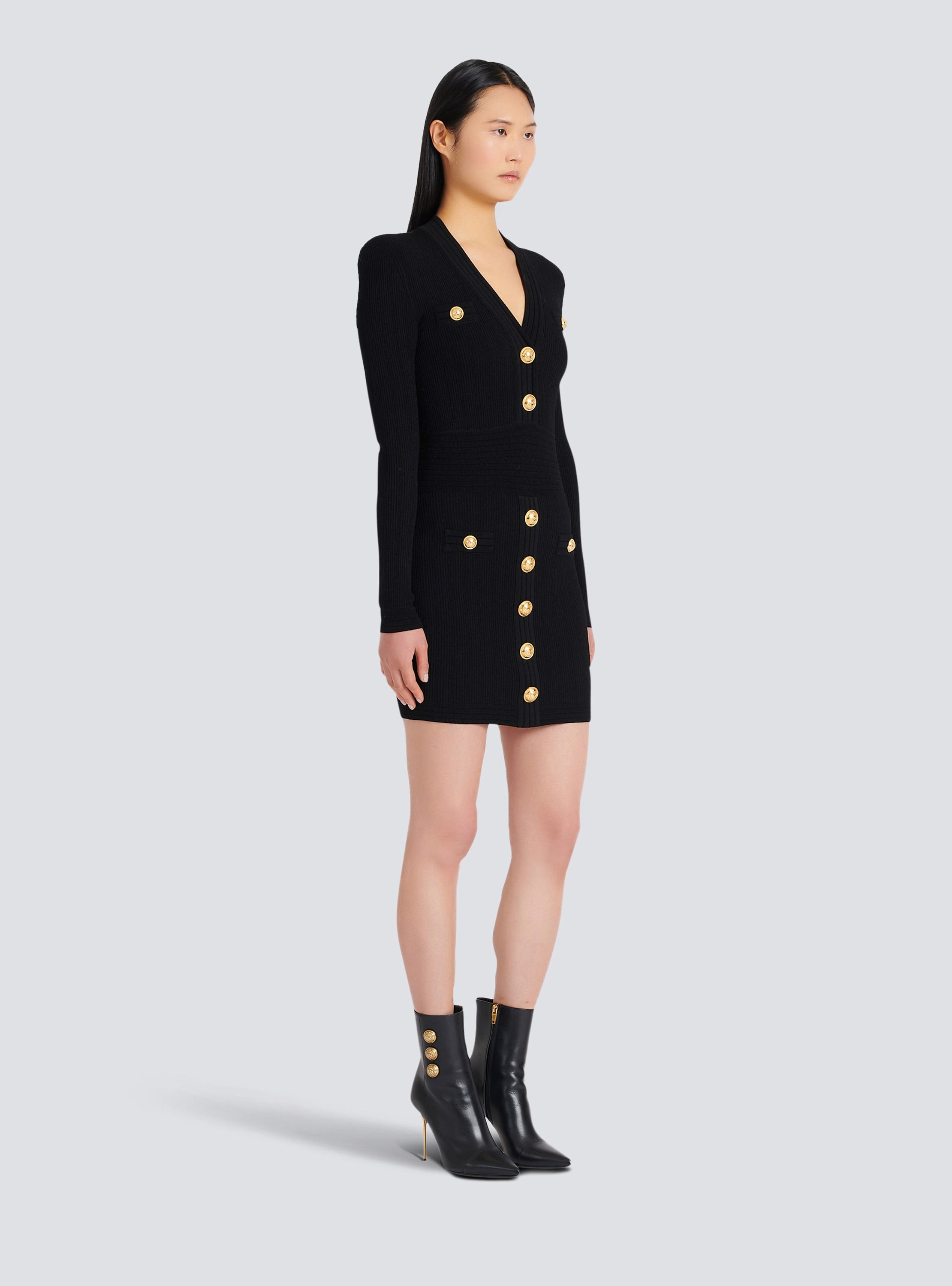 Kleid mit Zierknöpfen