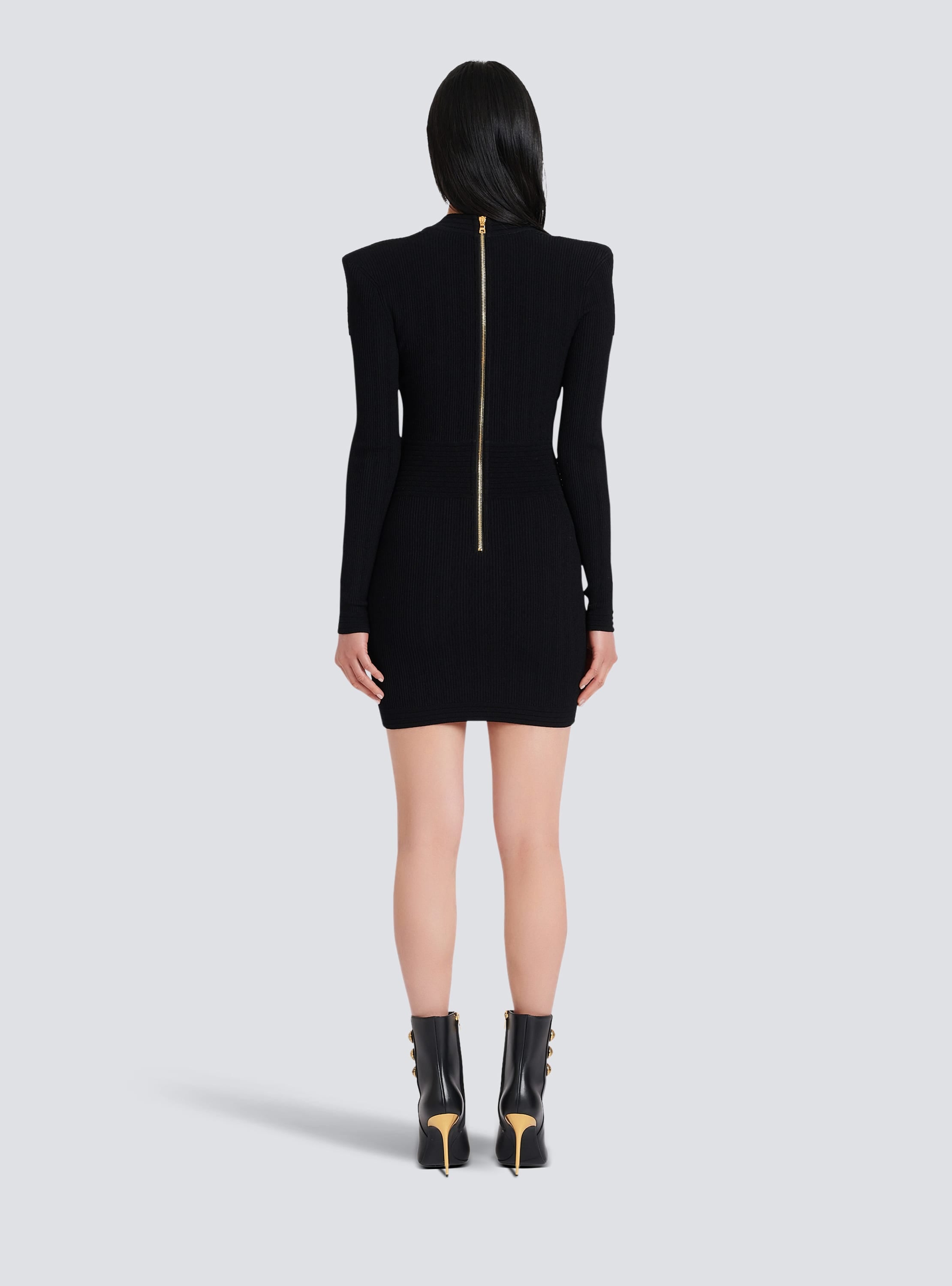 Kleid mit Zierknöpfen