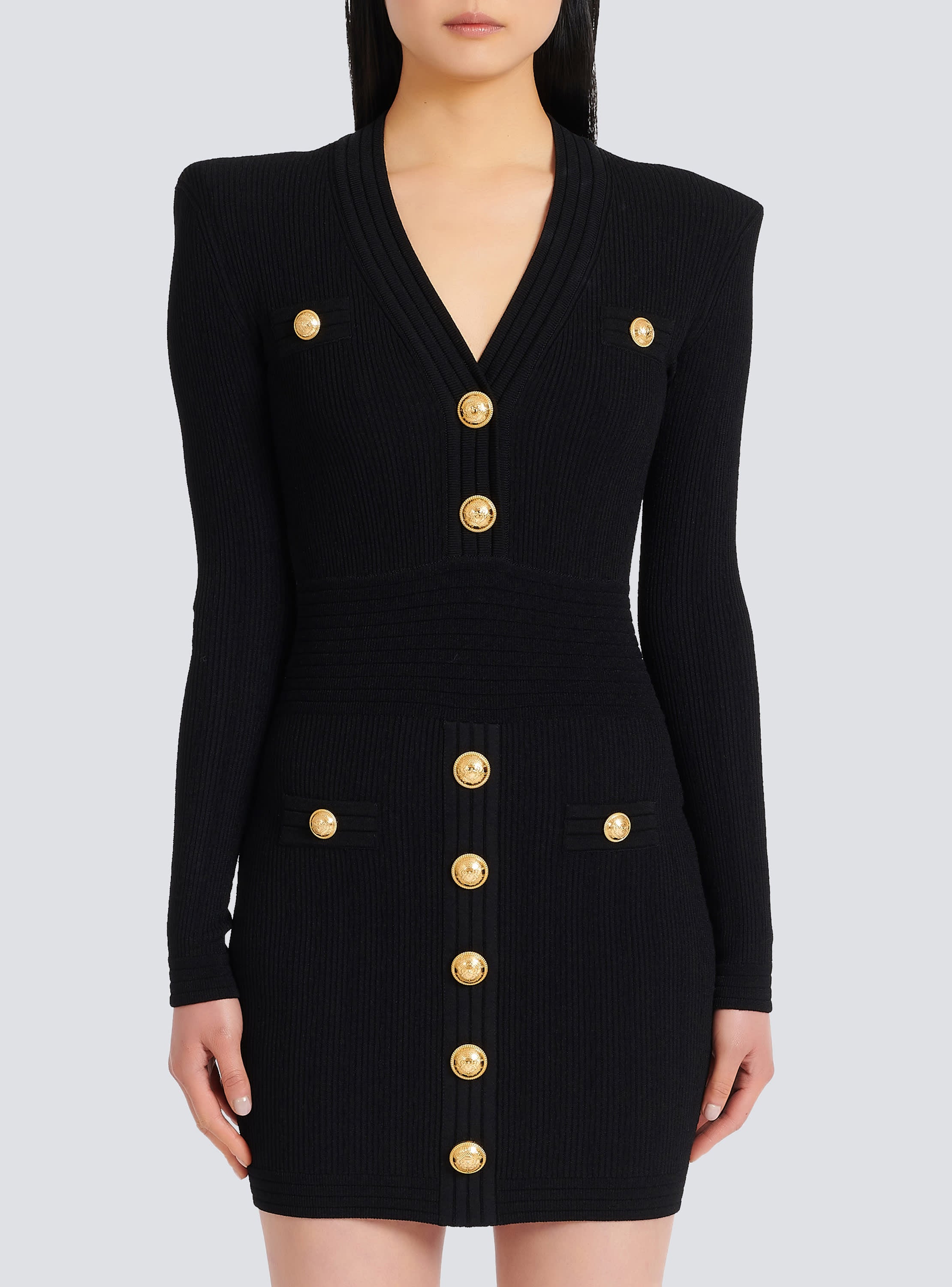 Kleid mit Zierknöpfen
