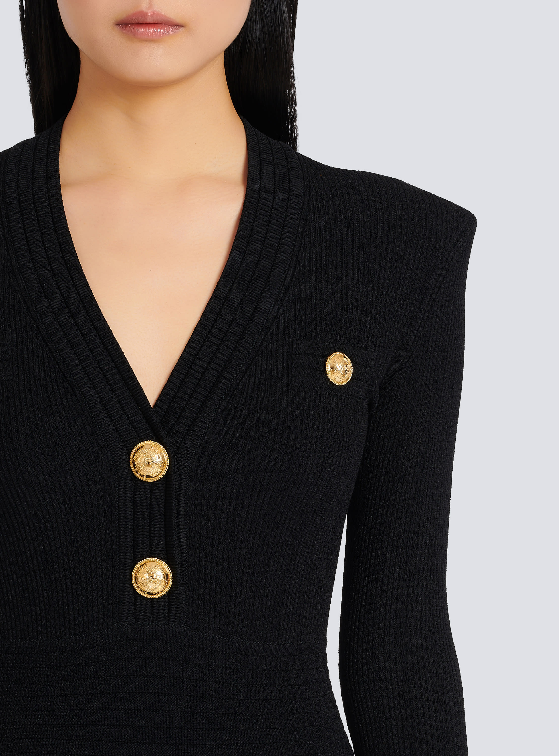 Kleid mit Zierknöpfen
