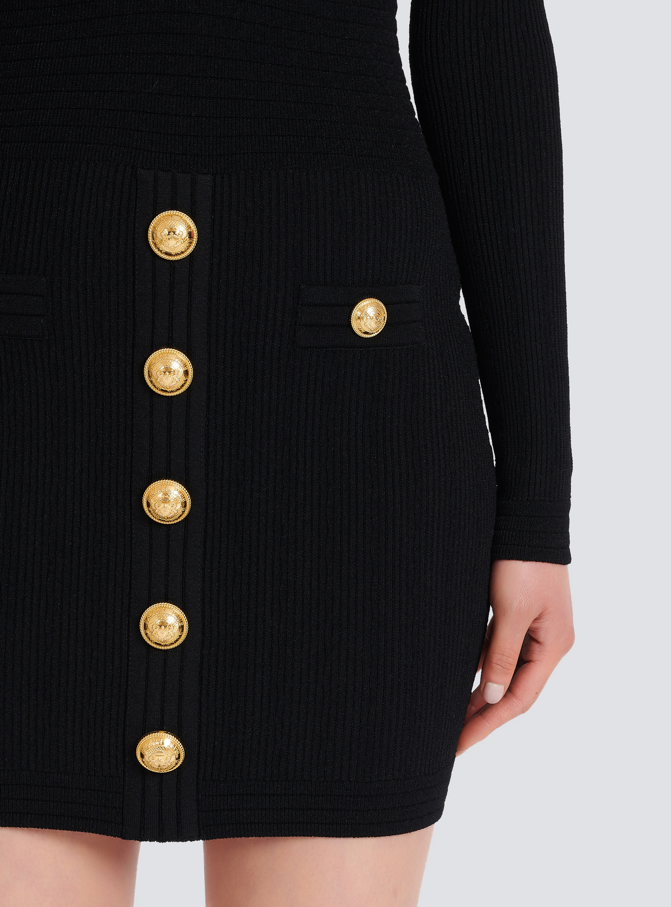 Kleid mit Zierknöpfen
