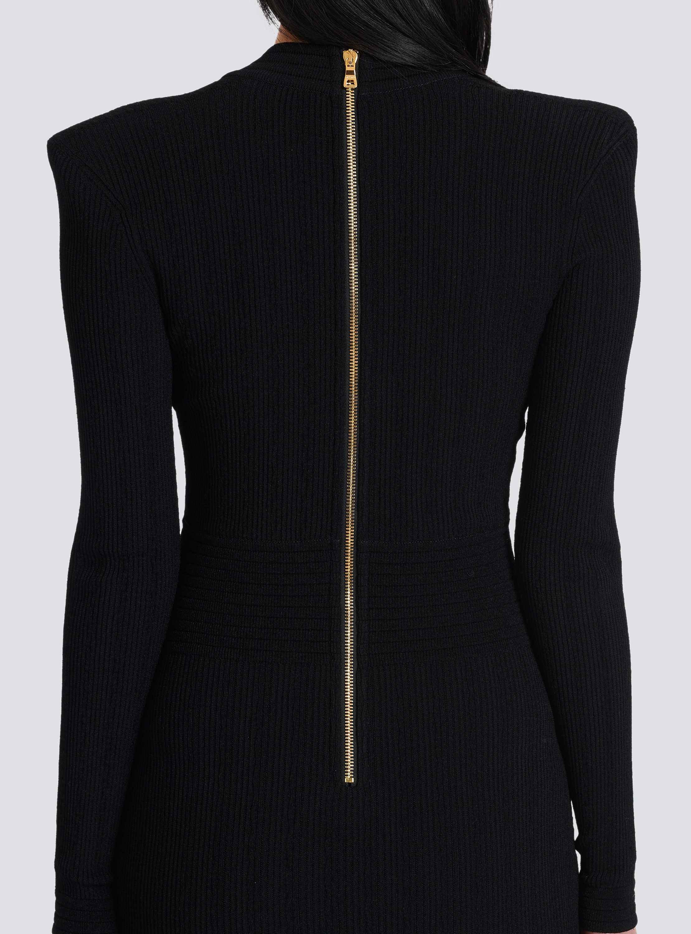 Kleid mit Zierknöpfen