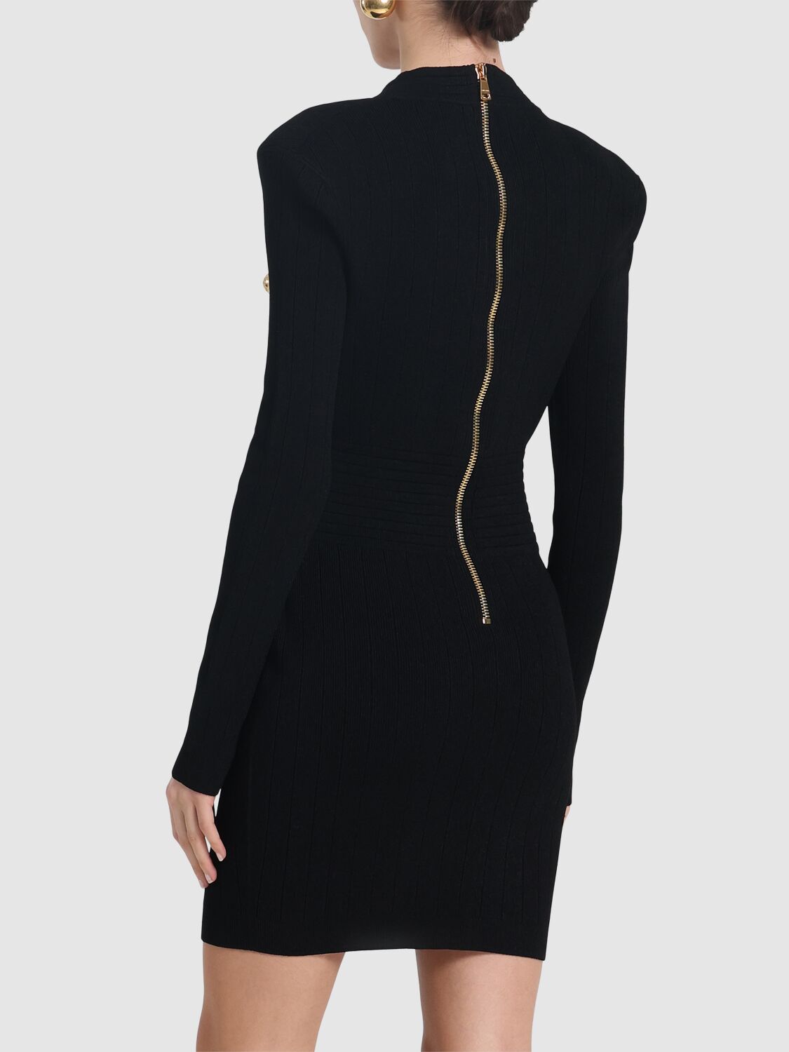 Kleid mit Zierknöpfen