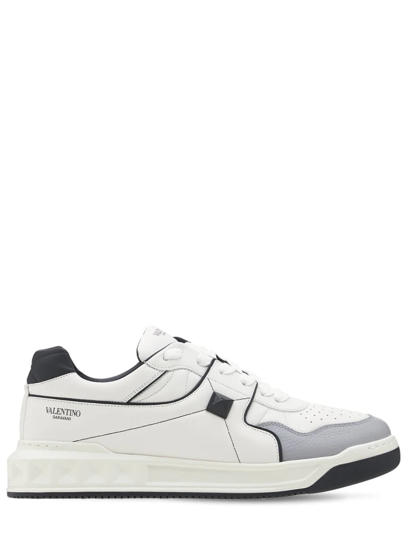 Ledersneakers mit Nieten